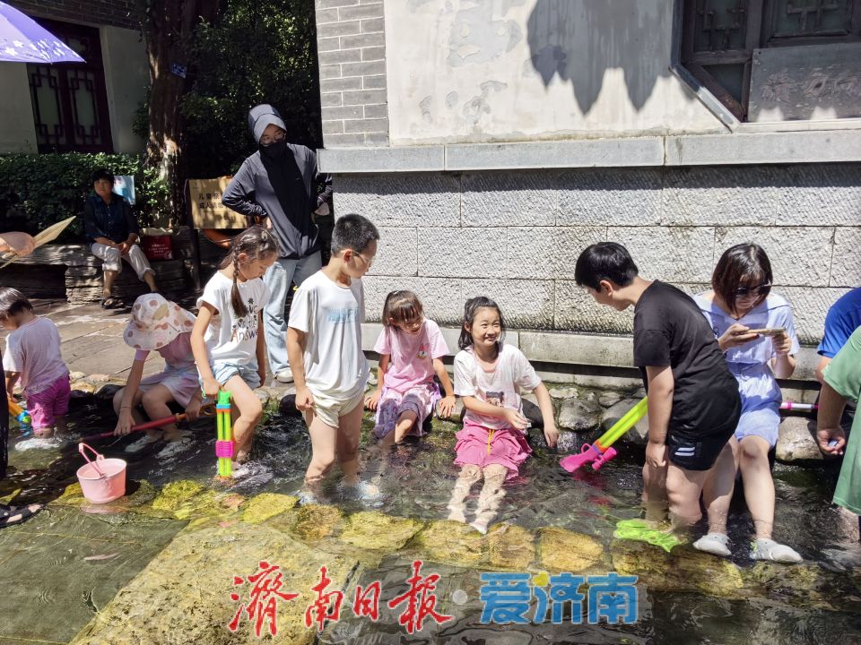 趵突泉暑期变身“清凉乐园” 亲子戏水享泉城夏日