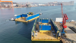 12万吨举力浮船坞在山东青岛启运