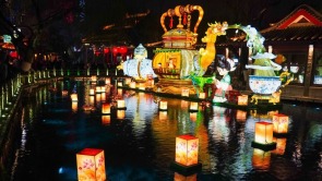 济南：泉水映彩灯 璀璨迎元宵