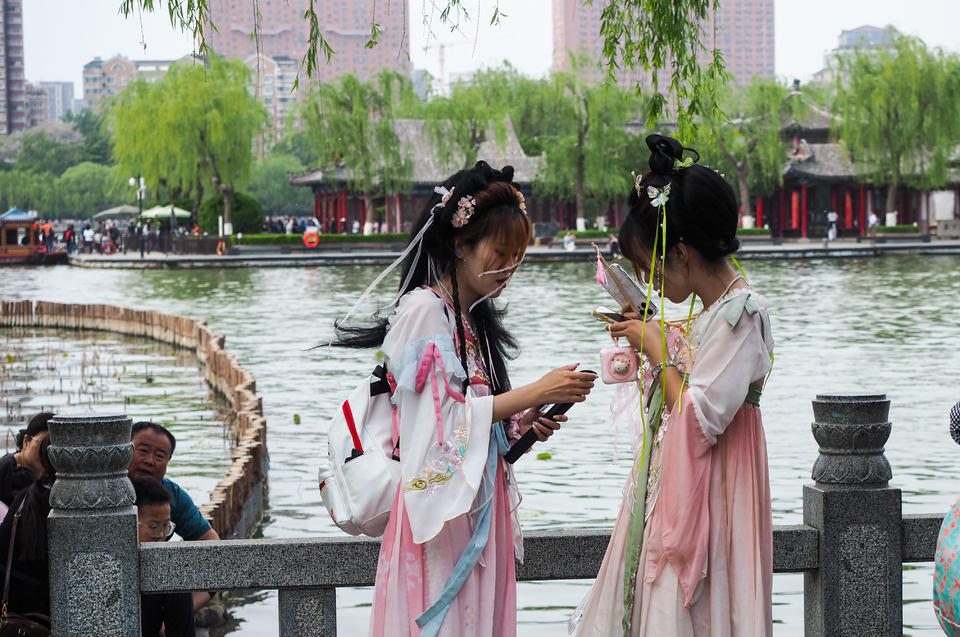 五一假日，济南大明湖游客如潮