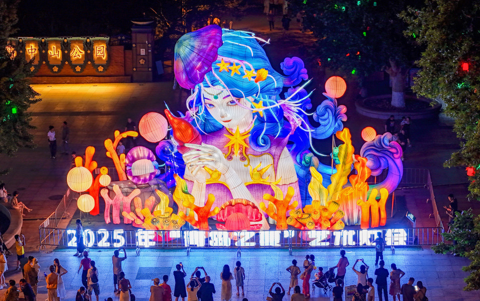 2025“青岛之夏”艺术灯会开幕_fororder_7月18日，游客在“海的女儿”灯组前拍照打卡。（张进刚  摄）电话13854260100.JPG