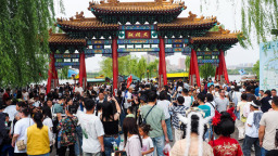 五一假日，济南大明湖游客如潮