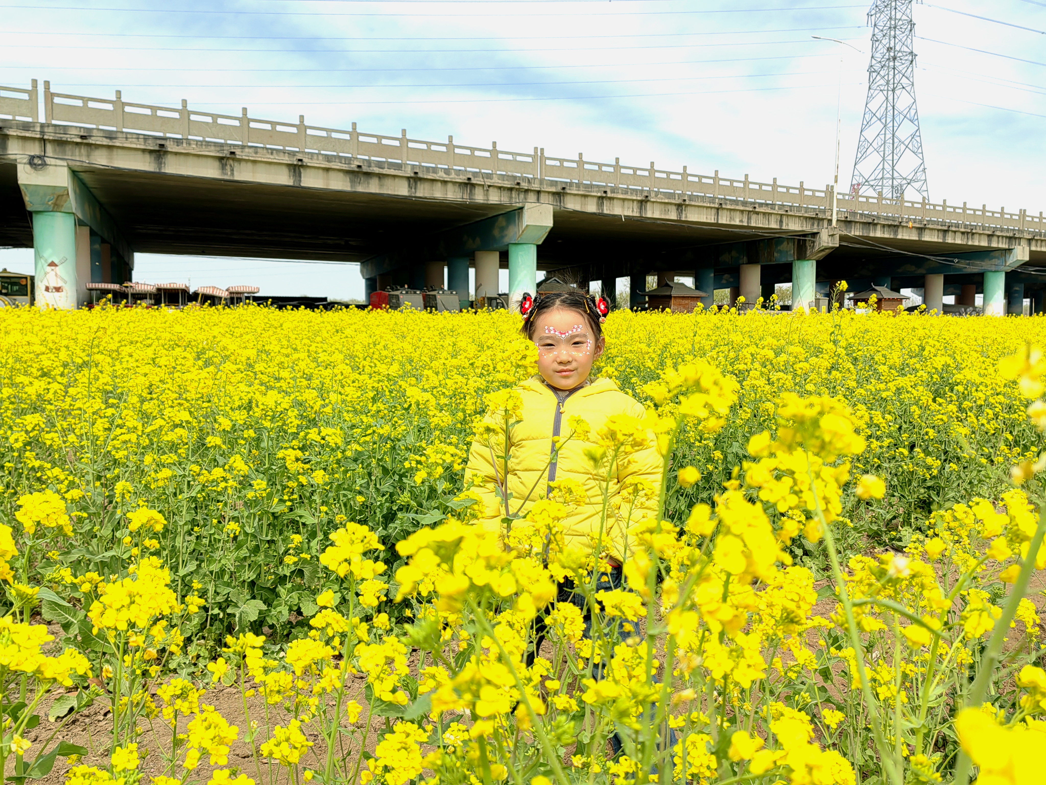 【花开齐鲁】济宁市兖州区千亩油菜花迎来盛放时节_fororder_83b302cf56861f2fd4b84517828a71d
