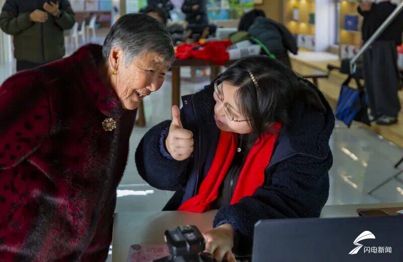 定格团圆瞬间 日照东港摄影师进村为村民拍全家福