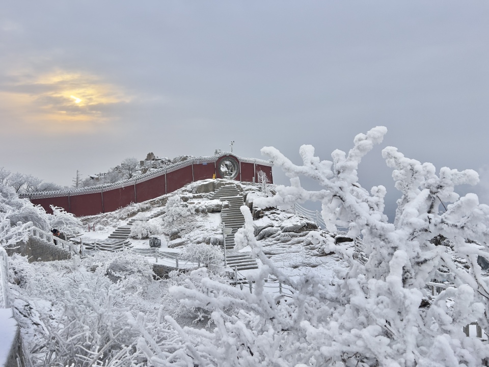 山东泰安：雪后泰山披银装 铲冰除雪保畅通