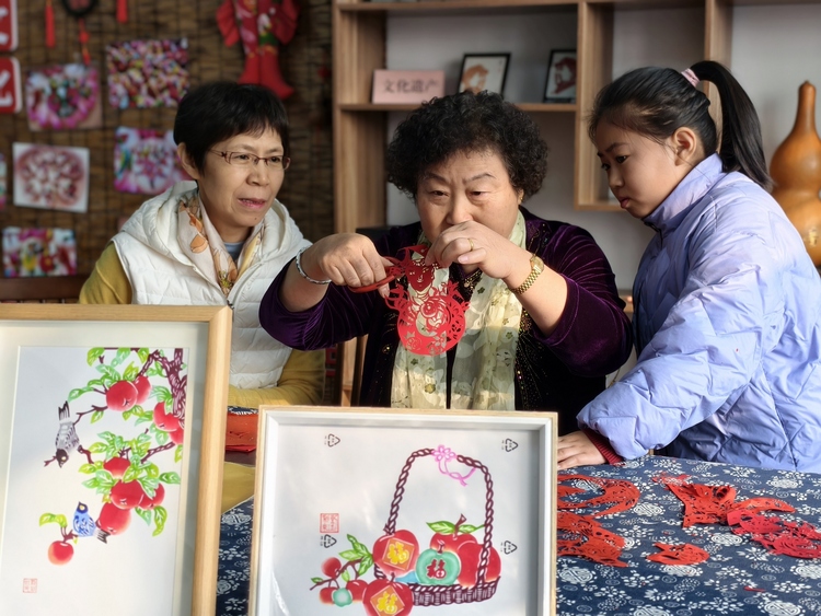 烟台栖霞：剪纸艺术家新春聚首，共剪蛇年福字迎祥瑞