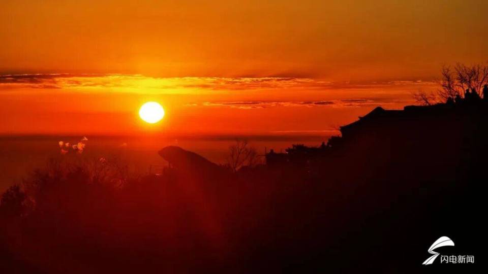 冬日泰山云海伴日出 不愧是杜甫笔下的浩渺仙境