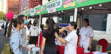 Traditional Chinese Medicine Night Market Thrives in Jinan, Bringing New Healthcare Fashion for Citizens_fororder_e57bee3296334e299b80f618da7e5b32.1267x713.960x2147483647