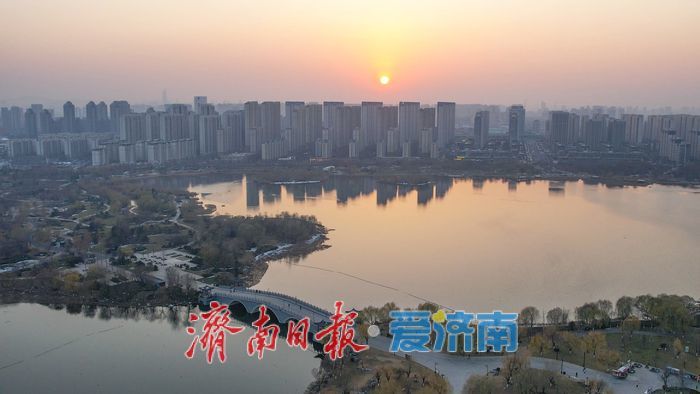 一年四季 泉在济南丨湖映霞光，醉美华山