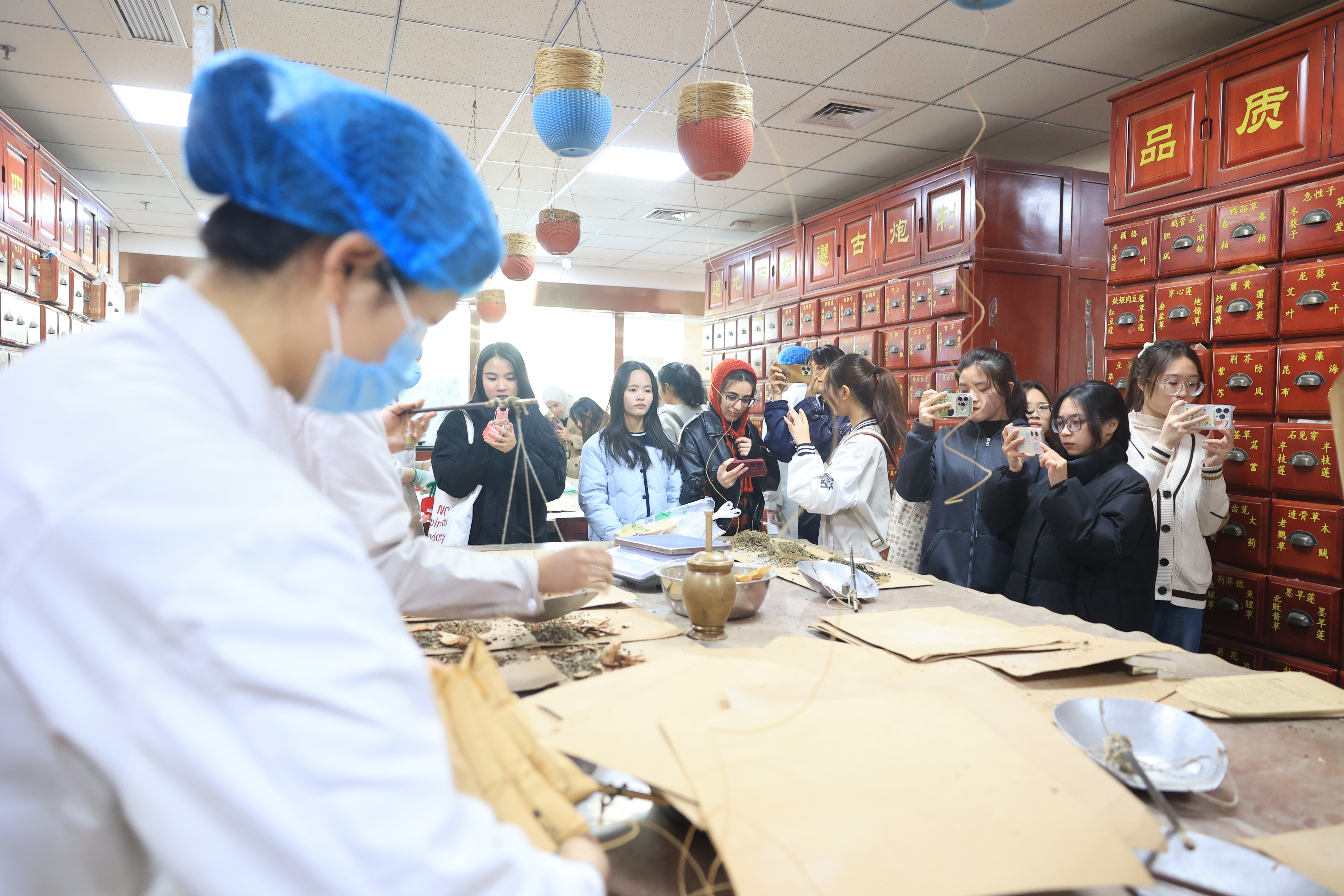 走读山东·感知济南 |“扁鹊故里悠游、春令和合共生”——外籍留学生在济南沉浸式体验中医药文化魅力