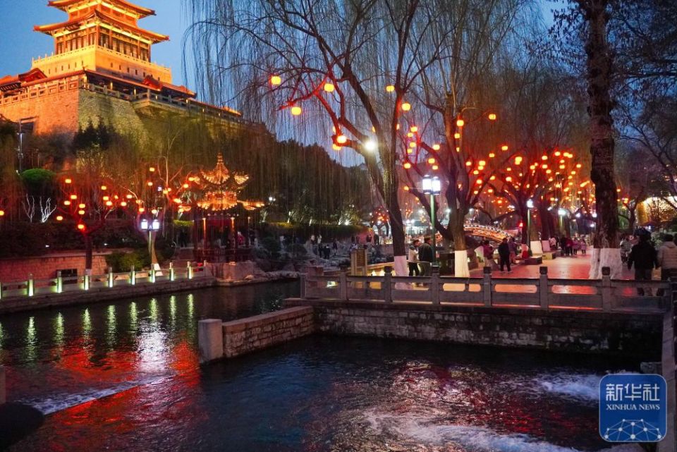 济南：泉水映彩灯 璀璨迎元宵