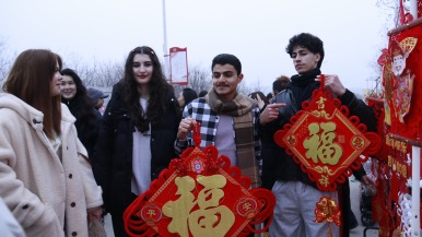 外国学子在淄博周村年味中邂逅“烟火密码”