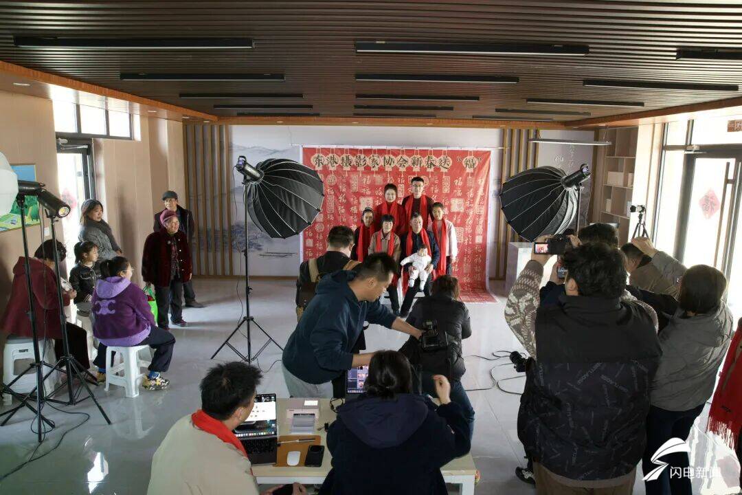 定格团圆瞬间 日照东港摄影师进村为村民拍全家福