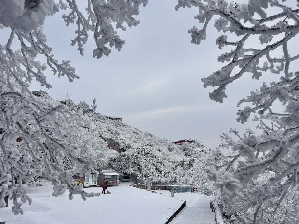 山东泰安：雪后泰山披银装 铲冰除雪保畅通