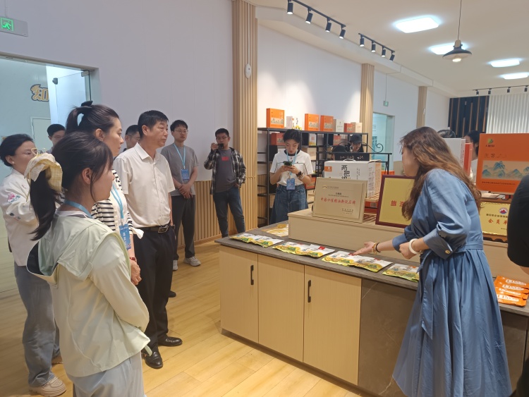 传统工艺焕新章！泰安煎饼凭实力“卷”向全国_fororder_微信图片_20250528152806