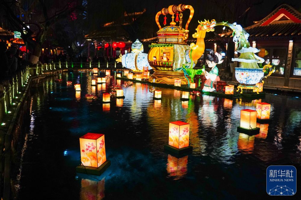 济南：泉水映彩灯 璀璨迎元宵