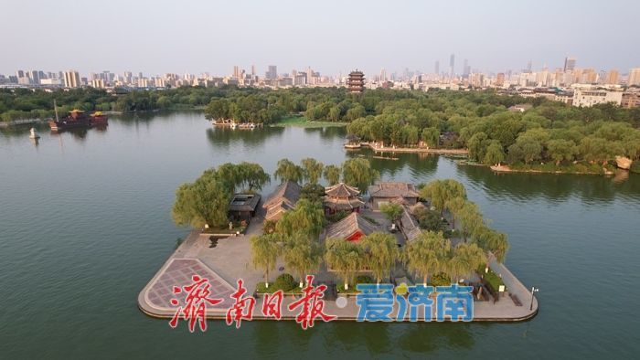 济南大明湖唯美晚霞 鎏金暮色醉煞游人