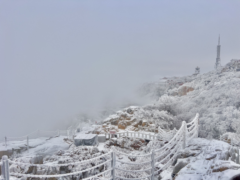 山东泰安：雪后泰山披银装 铲冰除雪保畅通