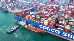 山东港口青岛港完成首批绿色甲醇“船对船”加注