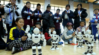 山东青岛：机器人竞赛中感受科技魅力