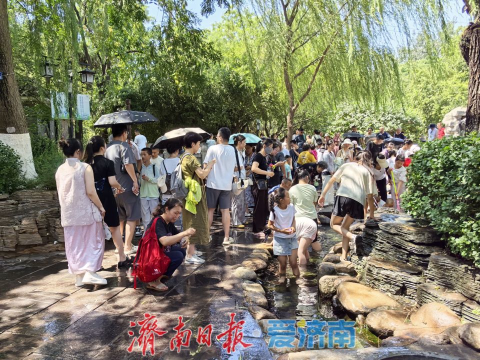 趵突泉暑期变身“清凉乐园” 亲子戏水享泉城夏日