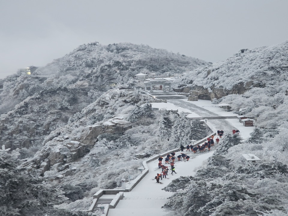 山东泰安：雪后泰山披银装 铲冰除雪保畅通