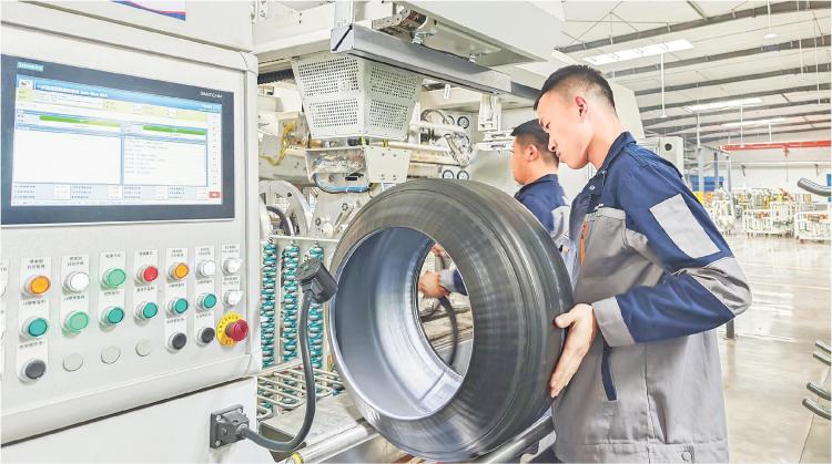 重点项目追“新”逐“智”，潍坊奋进“万亿之城” 从拔节声中听发展势头 记者 张 鹏 报道_fororder_【潍坊】1