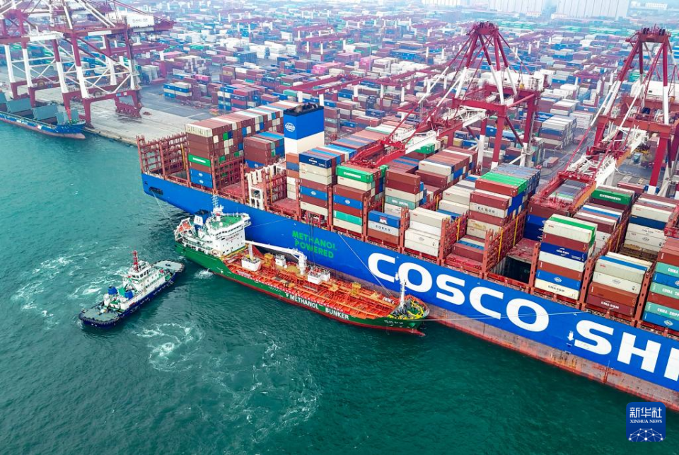 山东港口青岛港完成首批绿色甲醇“船对船”加注_fororder_【青岛】1