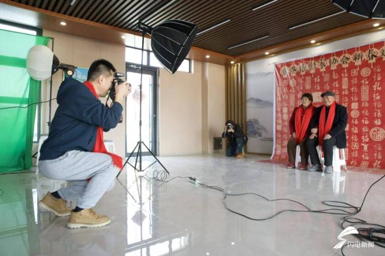 定格团圆瞬间 日照东港摄影师进村为村民拍全家福