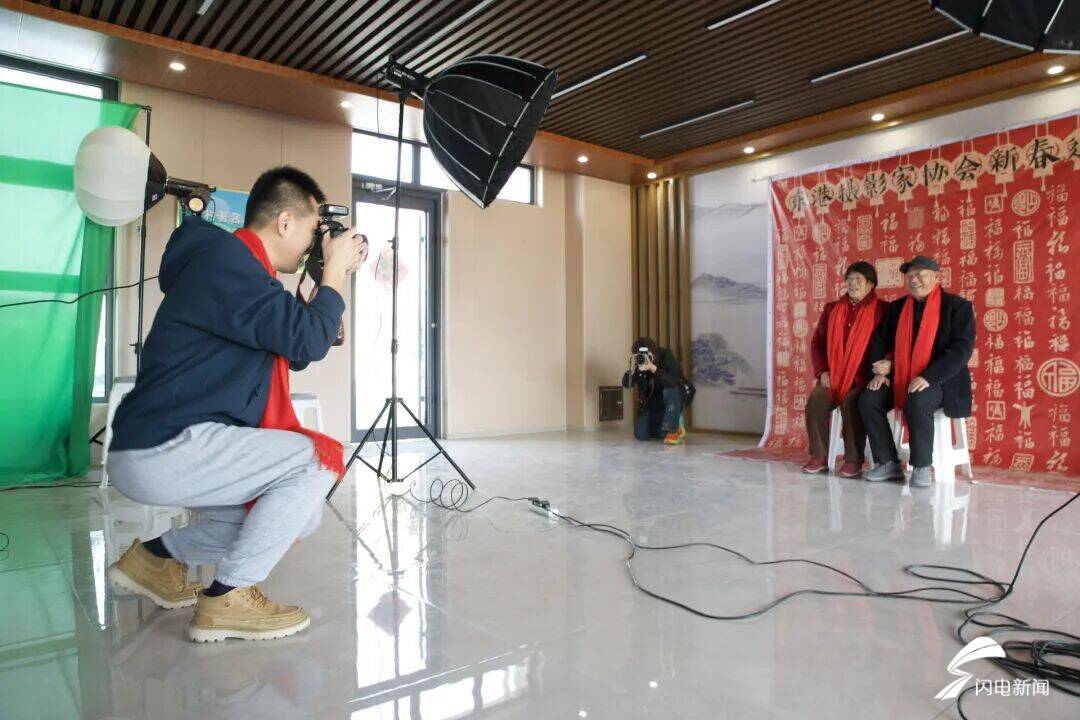 定格团圆瞬间 日照东港摄影师进村为村民拍全家福