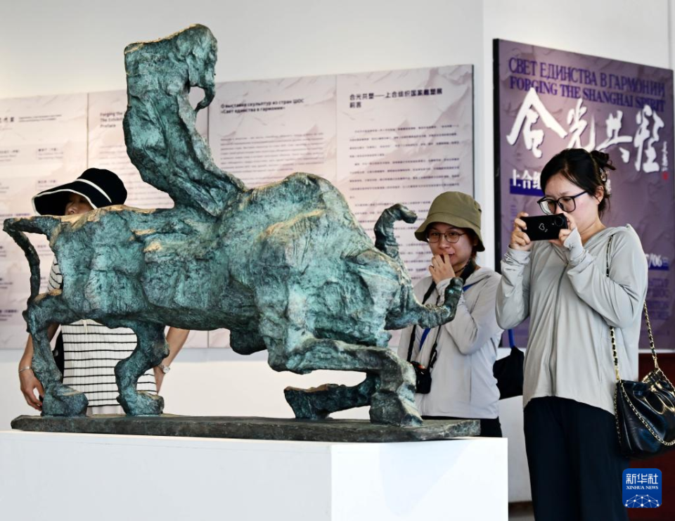 “合光共塑”——上合组织国家雕塑展在青岛举行_fororder_E1
