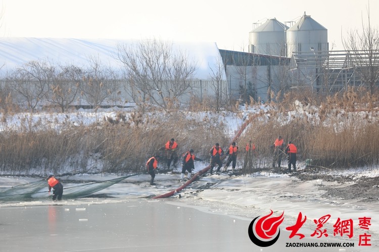 山东枣庄：破冰捕鱼供应市场