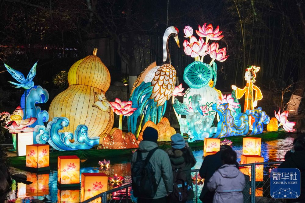 济南：泉水映彩灯 璀璨迎元宵