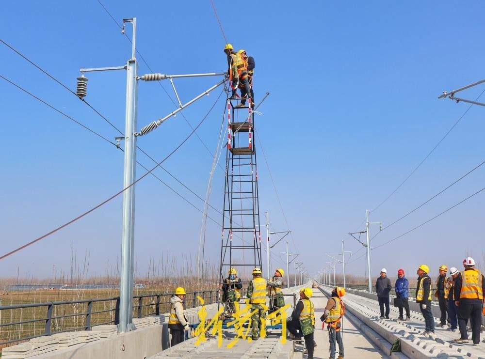 济滨高铁全线首条接触网承力索成功架设_fororder_【济滨高铁】3