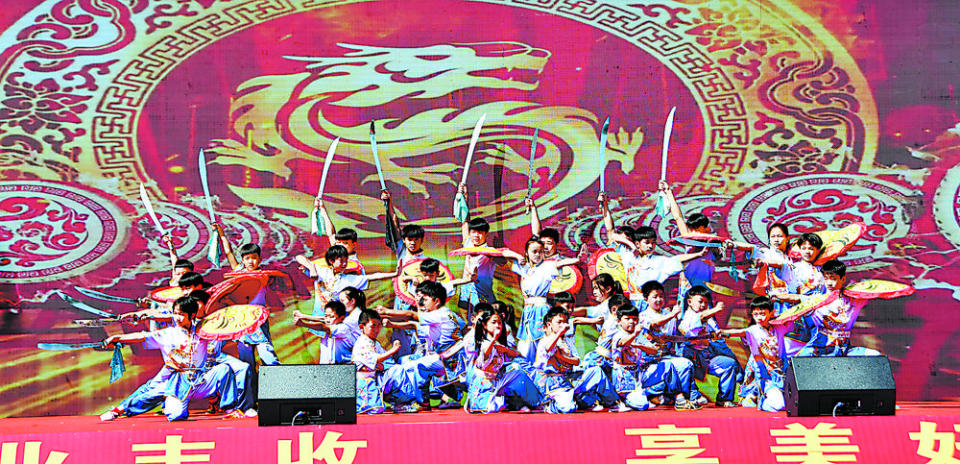 菏泽鄄城：农歌庆丰收 特产富农家