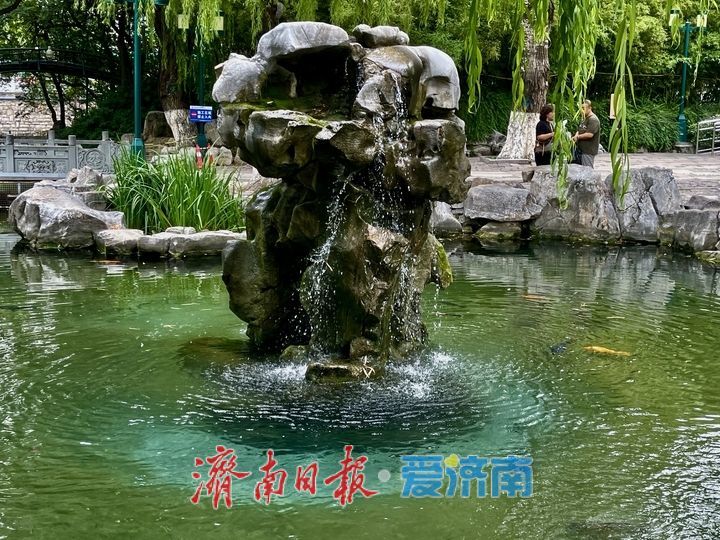 济南五龙潭月牙泉呈现“月牙飞瀑”景观 吸引市民游客打卡