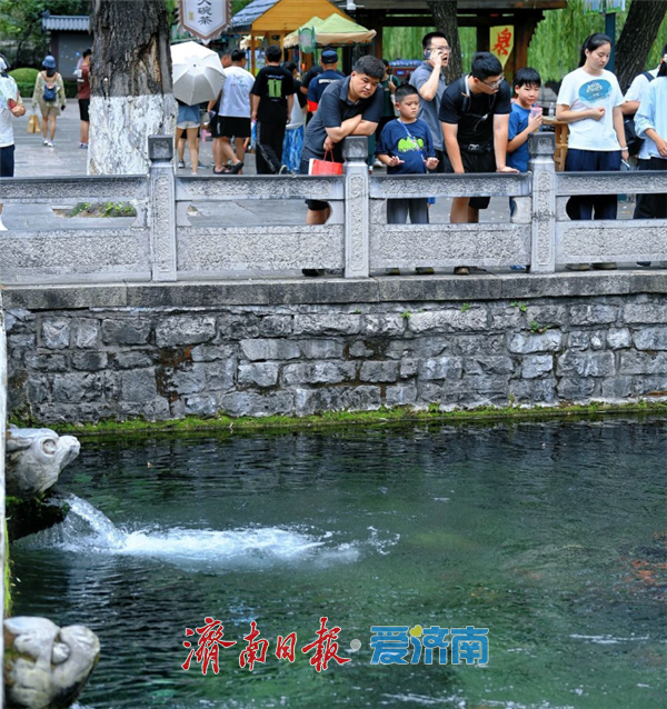 “三伏天”来了 入伏首日游客济南泉畔纳凉