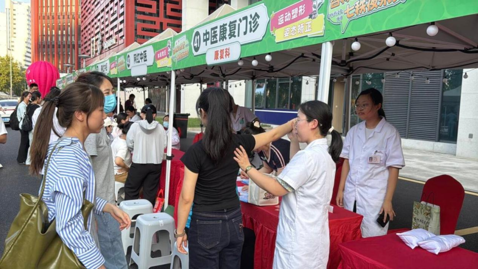 Traditional Chinese Medicine Night Market Thrives in Jinan, Bringing New Healthcare Fashion for Citizens_fororder_图片5