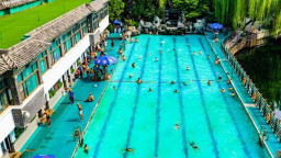 济南泉水浴场迎夏日客流高峰 泉城惠民地标彰显独特价值