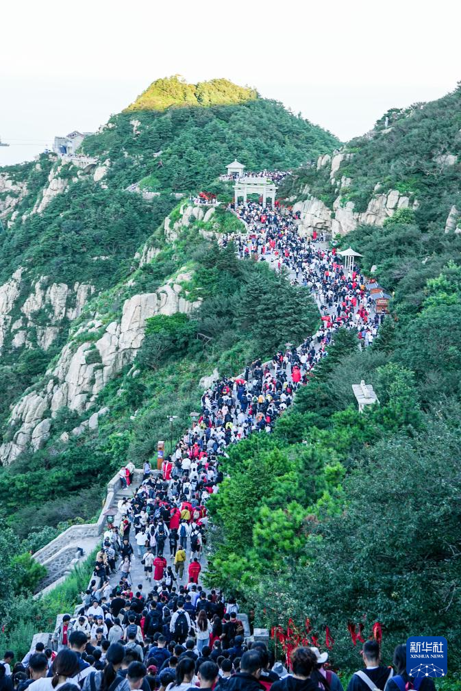 山东泰安：暑期泰山游客旺_fororder_W3