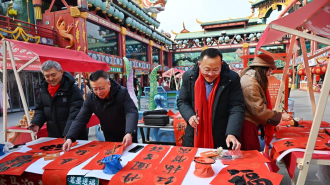 我们的节日·春节：在青岛逛非遗大集购新春年货