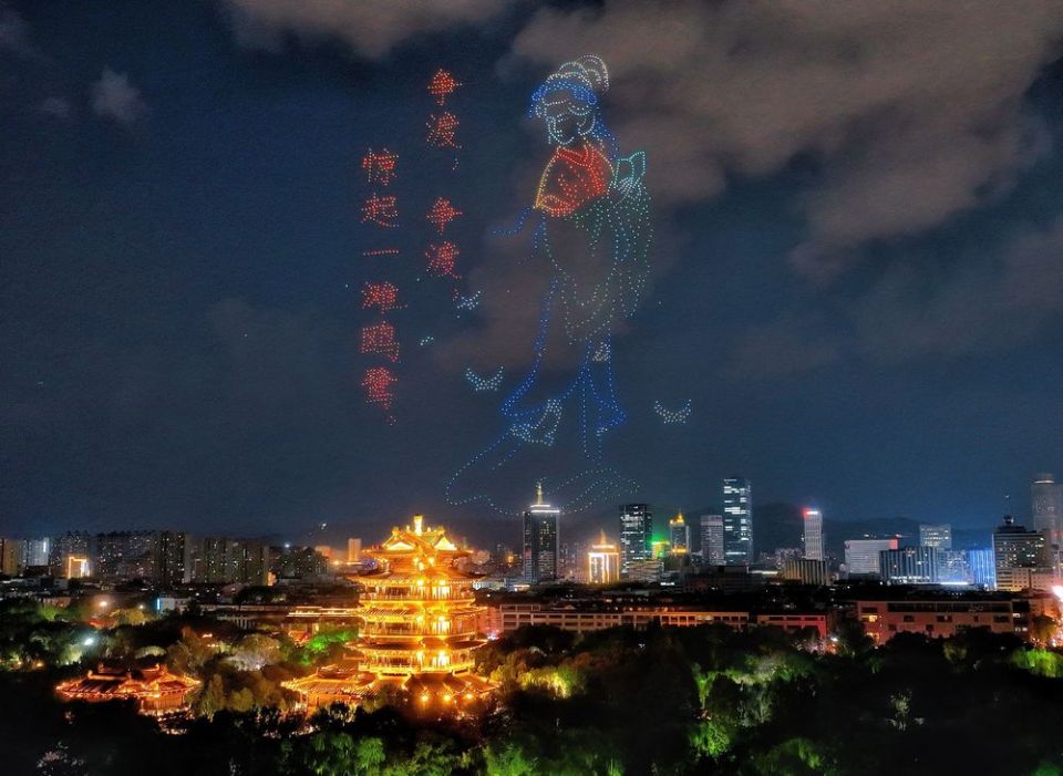 闪耀泉城夜空 “泉染星穹”无人飞机秀惊艳收官