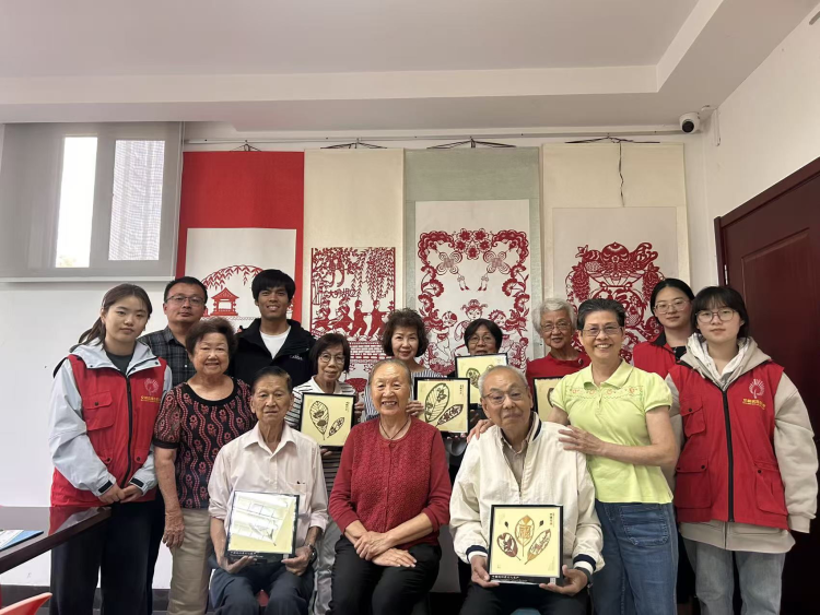 叶雕传情连中外 新加坡友人到济南市中区开展非遗交流学习