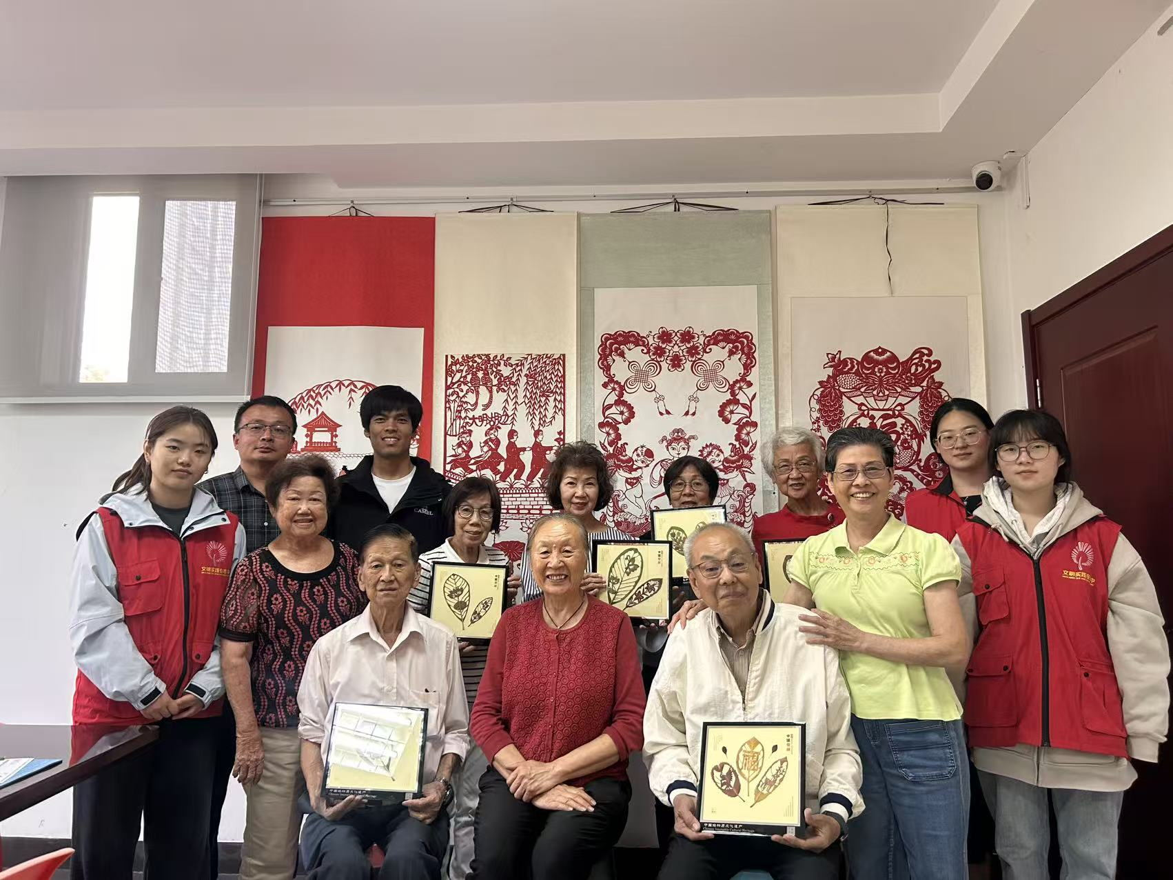 叶雕传情连中外 新加坡友人到济南市中区开展非遗交流学习