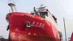 山东烟台：东方航天港海上发射指挥船顺利下水