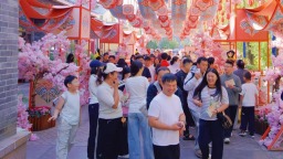 济南方特东方神画“国风盛典”国庆启幕 首日迎客流高峰