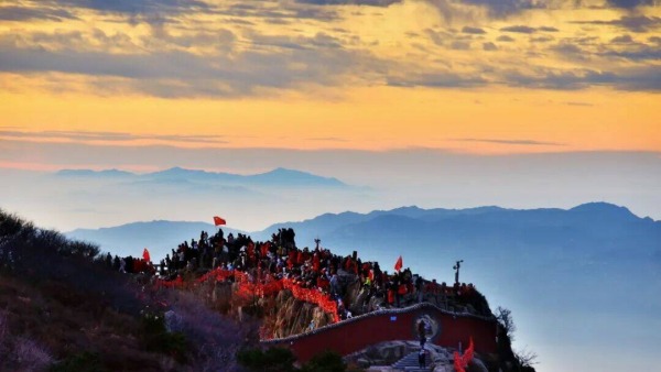 冬日泰山云海伴日出 不愧是杜甫笔下的浩渺仙境