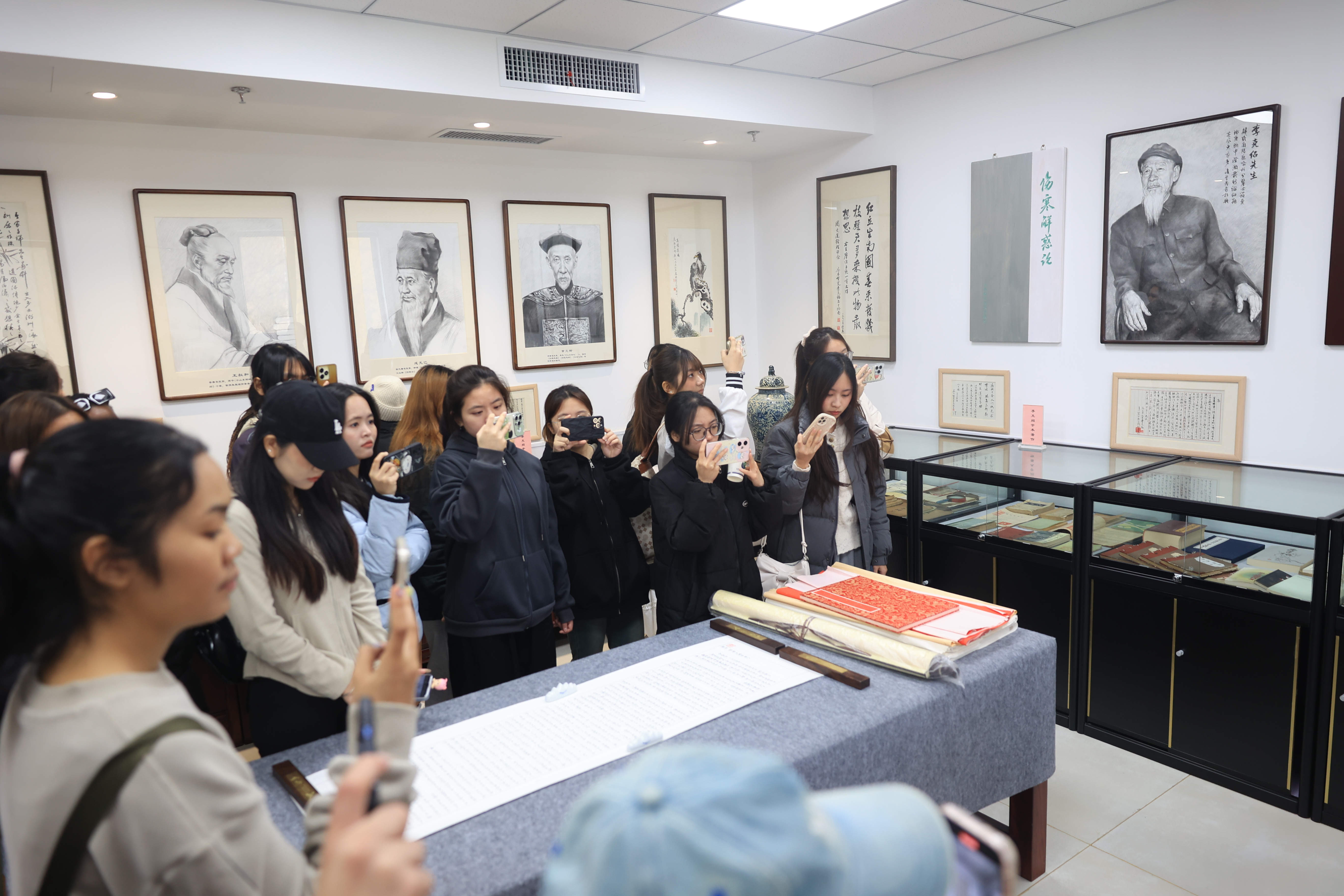 走读山东·感知济南 |“扁鹊故里悠游、春令和合共生”——外籍留学生在济南沉浸式体验中医药文化魅力