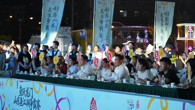 “好客山东·美食争霸赛”揭幕战——“鱼”跃龙门·山东鱼江湖争霸赛火热开赛_fororder_评委进行现场打分.JPG