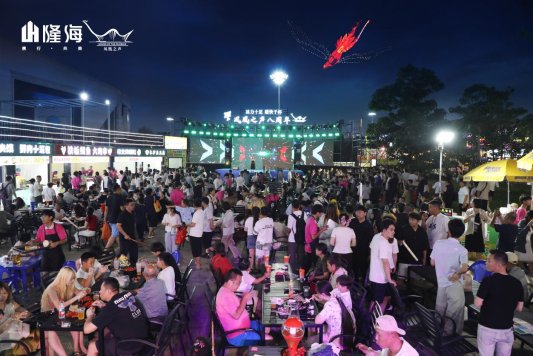 双庆狂欢燃动夏夜!第36届青岛国际啤酒节携手凤凰之声大剧院8周年,打造沉浸式夜游盛宴